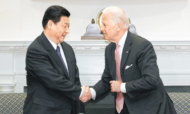 조 바이든 미국 대통령(오른쪽)이 부통령 시절인 2012년 2월 워싱턴 백악관에서 당시 중국 
국가부주석이었던 시진핑 국가주석과 악수하고 있다. 두 정상은 부통령, 부주석 시절인 2011∼2012년 18개월 동안에만 8차례 
만났다. 워싱턴=AP 뉴시스