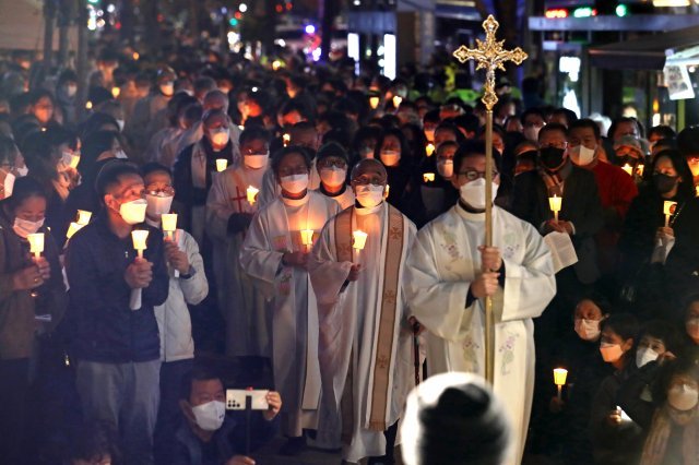천주교정의구현전국사제단 사제들과 시민들이 14일 서울 중구 파이낸스센터 앞에서 ‘용산 이태원 참사 희생자들을 위한 추모 미사’를 드리고 있다. 뉴시스
