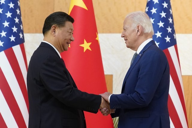 조 바이든 미국 대통령(오른쪽)과 시진핑 중국 국가주석이 14일 정상회담장인 인도네시아 발리 ‘더 물리아’ 호텔에서 미소를 지으며 두 손을 맞잡고 있다. 발리=AP 뉴시스