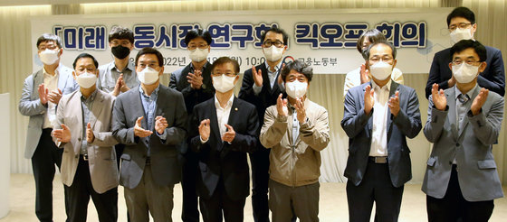 이정식 고용노동부 장관(앞줄 왼쪽 세 번째)이 18일 오전 서울 중구 로얄호텔서울에서 열린 미래노동시장연구회 킥오프 회의에서 참석자들과 기념 촬영을 하고 있다. 고용노동부 제공