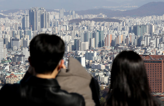 6일 서울 중구 남산에서 시내에 위치한 아파트 단지가 보이고 있다. 2022.11.6 뉴스1