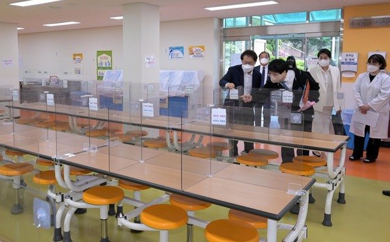조희연 서울시 교육감이 한 중학교 급식실을 둘러보고 있다. 사진공동취재단