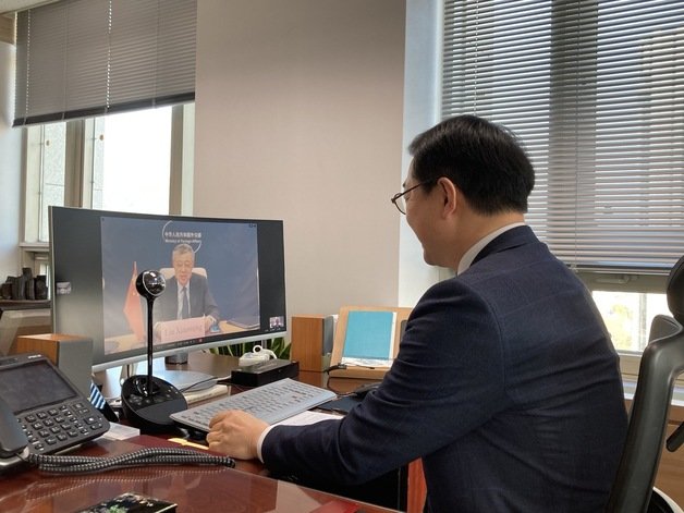 김건 외교부 한반도평화교섭본부장이 15일 류샤오밍 중국 한반도사무특별대표와 화상협의를 하고 있다.(외교부 제공)