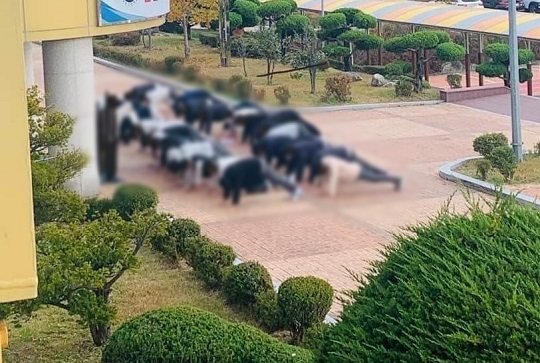 지난 7일 강원 지역의 한 고등학교 본관 중앙현관 앞에서 학생 30여 명이 얼차려를 받는 모습. 시청자 제보