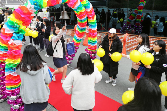 2020학년도 대학수학능력시험을 하루 앞둔 13일 오전 광주 남구 설월여자고등학교 3학년 수험생들이 후배들의 응원을 받으며 ‘수능대박 종’을 치고 있다. 2019.11.13/뉴스1