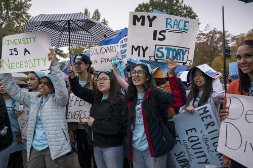 지난달 31일 미국 워싱턴 연방대법원 앞에서 소수 인종 우대 정책을 옹호하는 대학생들이 “다양성은 사회의 필수재다” “내 인종이 나를 말해준다” 등의 문구가 쓰인 팻말을 들고 있다. 워싱턴=AP 뉴시스