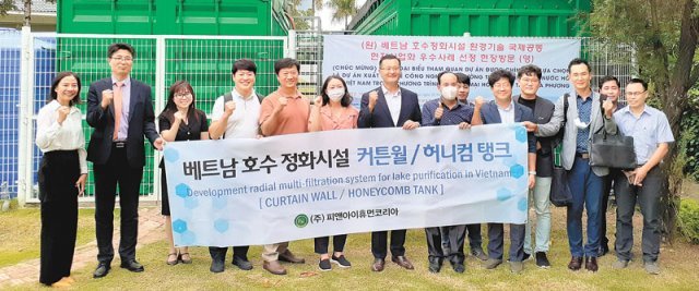 올해 10월 임직원들이 베트남 하노이 스타레이크 공원 호수에 설치한 정화시설을 찾았다. 뛰어난 기술을 기반으로 해외 시장도 넓히고 있다. 피앤아이휴먼코리아 제공