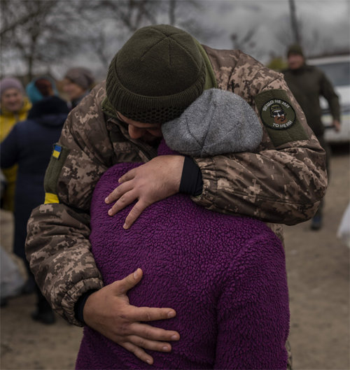 “할머니, 저 돌아왔어요” 13일 우크라이나 남부 미콜라이우주의 한 마을에서 한 우크라이나 군인이 2월 러시아의 침공
 후 처음 재회한 친할머니를 끌어안고 있다. 최근 우크라이나가 러시아로부터 탈환한 헤르손과 헤르손 인근 미콜라이우주 일부 지역 
등에서 수많은 우크라이나인들이 헤어졌던 가족을 다시 만나고 있다. 미콜라이우=AP 뉴시스