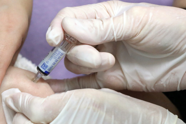 11일 오전 서울 구로구 한 병원에서 어린이가 독감 예방접종을 받고 있다. 2022.10.11/뉴스1