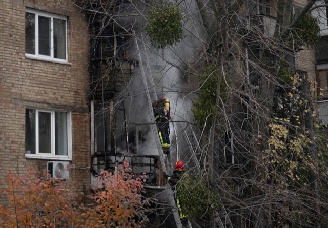 러시아의 미사일이 키이우 시내 주택가에 떨어져 화재가 발생했다. 키이우시는 이번 공격으로 1명의 사망자가 발생했다고 밝혔다. 소방관들이 화재 진압과 인명 구조에 나서고 있다. 2022.11.15. 키이우=AP/뉴시스