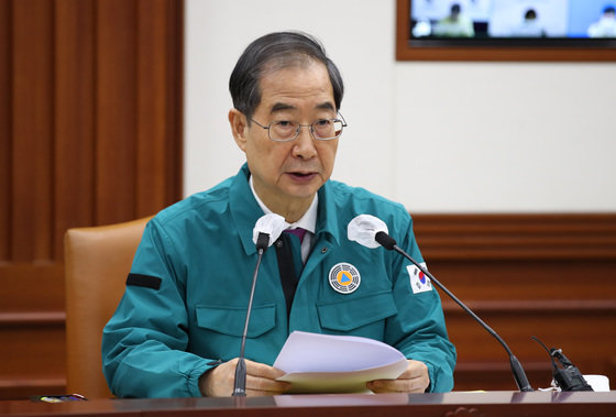 한덕수 국무총리가 16일 오전 서울 종로구 정부서울청사에서 열린 이태원 사고 및 코로나19 중대본 회의를 주재하고 있다. 2022.11.16/뉴스1