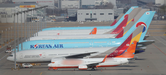 인천국제공항 주기장에 서있는 대한항공과 아시아나 항공기의 모습 2021.2.23/뉴스1