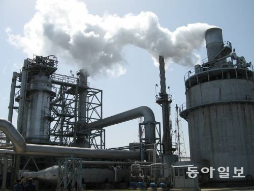 대형 산업단지 내 공장 굴뚝에서 배출가스가 나오는 모습. 동아일보DB
