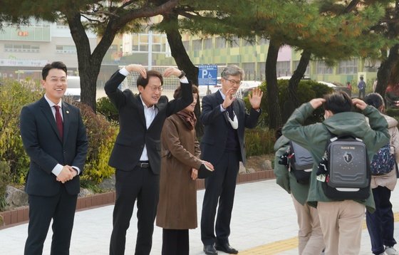 조희연 서울시교육감이 10일 오전 서울 동작구 흑석초등학교를 방문해 학생들 아침 등교맞이를 하고 있다. 서울시교육청 제공