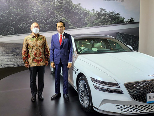 지난해 인도네시아 자카르타에서 열린 한 발표회에서 정의선 현대차그룹 회장(왼쪽)과 조코 위도도 인도네시아 대통령이 제네시스 G80 전동화 모델 옆에서 포즈를 취하고 있다. G80 전동화 모델은 최근 인도네시아 발리에서 열린 G20 정상회의에 의전 차량으로 쓰였다.