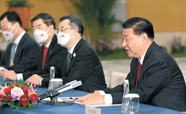 14일 인도네시아 발리에서 열린 미중 정상회담에서 시진핑 중국 국가주석(오른쪽) 바로 옆에 딩쉐샹 중국공산당 상무위원이 앉아 있다. 최고지도부인 상무위원이 국가주석을 수행한 것은 매우 이례적이다. 중국중앙TV 화면 캡처