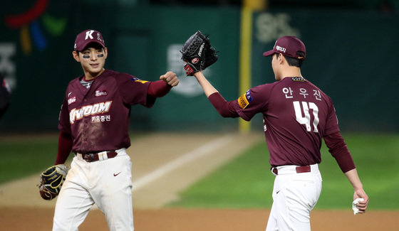 7일 오후 인천시 미추홀구 SSG 랜더스필드에서 열린 프로야구 ‘2022 신한은행 SOL KBO 포스트시즌’ 한국시리즈 5차전 키움 히어로즈와 SSG 랜더스의 경기에서 6회말 2사 만루 상황 키움 안우진이 SSG 라가레스를 외야 플라이로 잡아낸 후 이정후와 함께 기뻐하고 있다. 2022.11.7/뉴스1