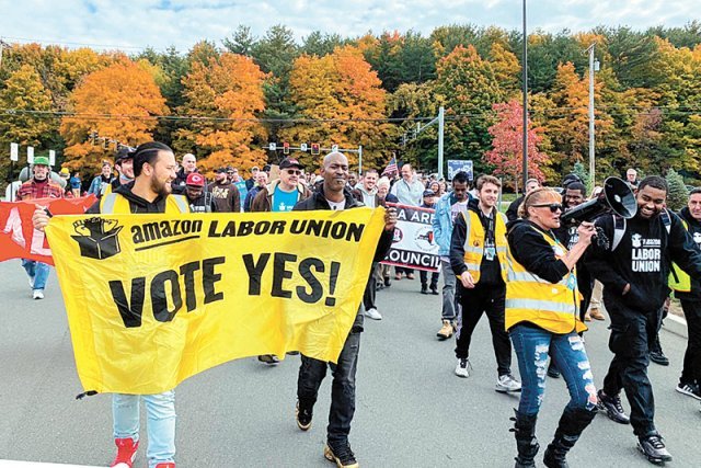 지난달 미국 뉴욕주 올버니 아마존 물류창고 직원들이 노동조합 설립 투표에 참여하라며 행진하고 있다. 하지만 투표 결과 반대 66%로 올버니 물류창고 노조 결성은 무산됐다. 올버니=AP 뉴시스
