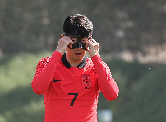 파울루 벤투 감독이 이끄는 대한민국 축구대표팀 캡틴 손흥민이 16일 오전(현지시간) 카타르 도하 알 에글라 트레이닝센터에서 안면 보호대를 착용하고 훈련을 하고 있다. 2022.11.16/뉴스1