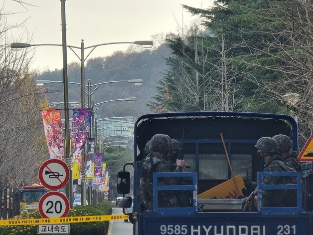 지난 16일 오후 전북 전주시 한 대학교 건물 안에 폭발물이 설치됐다는 신고가 접수돼 경찰과 육군 등이 수색 작업을 벌였다.2022.11.16/뉴스1