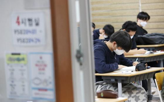 2023학년도 대학수학능력시험일인 17일 오전 수험생들이 제주제일고등학교에 마련된 제주도교육청 제95지구 2시험장에서 막바지 준비를 하고 있다. 2022.11.17/뉴스1