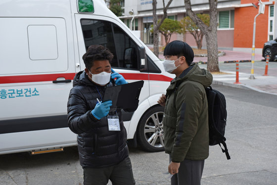 2023학년도 대학수학능력시험일인 17일 오전 확진자 수험생 시험장으로 분류된 전남 순천 인제동 순천고등학교 정문에서 오정식 수능 감독관이 수험생 인적사항을 체크하고 있다.2022.11.17/뉴스1