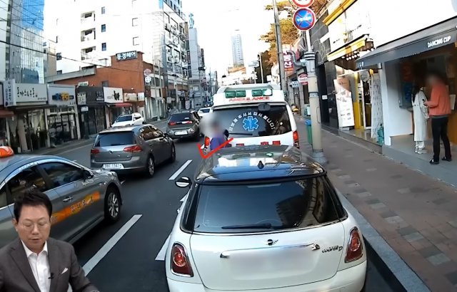 사설 구급차 운전자가 한 손에 커피를 든 채 차량에 탑승하는 모습. 유튜브 채널 ‘한문철TV’ 갈무리