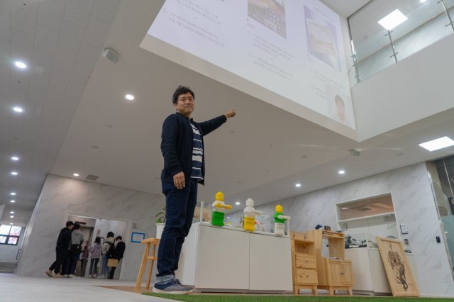 김창경 대표가 직접 제작한 영상을 소개하고 있다. 김 대표는 일링 아카이브 이외에도 ‘스튜디오 홀린’을 통해 미디어 콘텐츠를 직접 제작하고 있다. 출처=IT동아