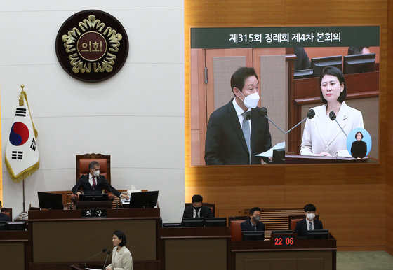 오세훈 서울시장이 17일 오전 서울 중구 서울시의회에서 열린 제315회 정례회 제4차 본회의 시정질문에서 박수빈 의원의 이태원 참사 관련 질의에 답변하고 있다. 2022.11.17/뉴스1