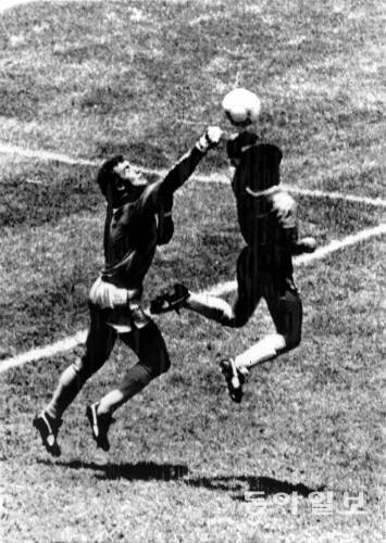 아르헨티나의 디에고 마라도나가 1986 멕시코 월드컵 잉글랜드와의 8강전에서 팔로 공을 터치하고 있다. 동아일보 DB.