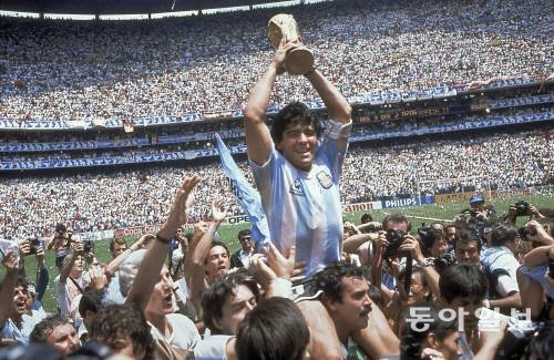 아르헨티나의 디에고 마라도나가 1986 멕시코 월드컵에 우승한 뒤 우승트로피를 들어올리며 기뻐하고 있다. 동아일보 DB.