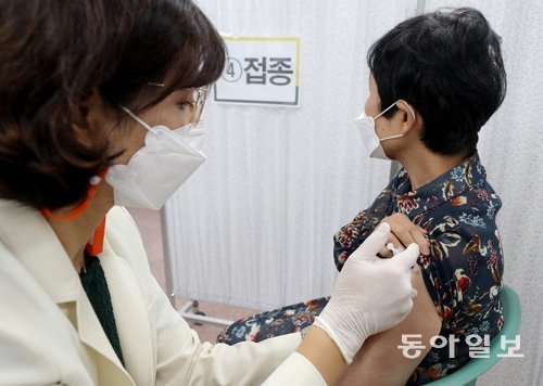서울 종로구의 한 보건소에서 50대 여성이 코로나19 개량백신을 접종하고 있다. 동아일보DB