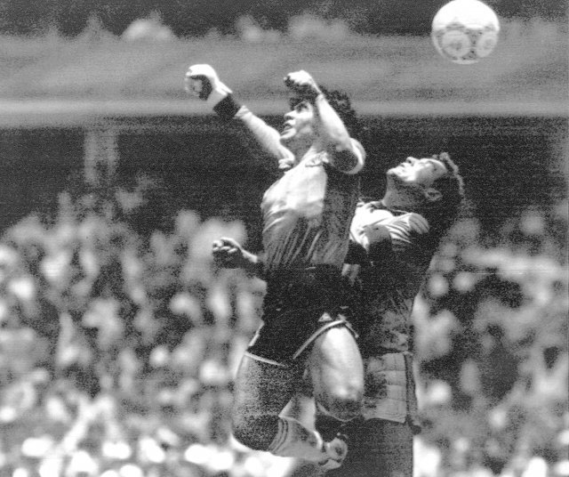 1986 멕시코 월드컵 8강전에서 디에고 마라도나(왼쪽)가 잉글랜드 골키퍼 피터 실턴을 상대로 ‘신의 손’ 골을 넣고 있다. AP 뉴시스