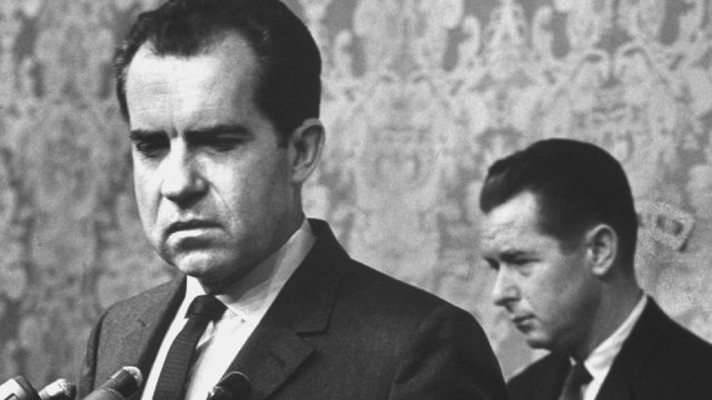 1962년 캘리포니아 주지사 선거 패배 후 리처드 닉슨(왼쪽)의 기자회견 모습. 리처드 닉슨 도서관 홈페이지