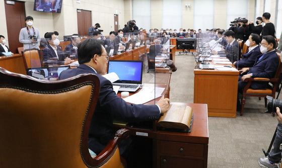 17일 서울 여의도 국회에서 열린 행정안전위원회 전체회의에서 이채익 위원장이 의사봉을 두드리며 내년도 예산안을 통과시키고 있다. 2022.11.17 뉴스1