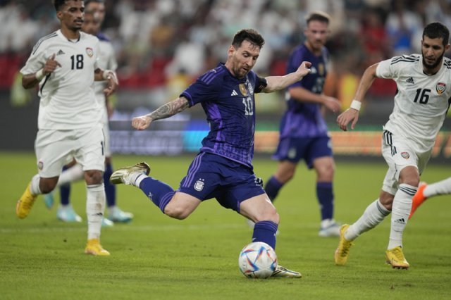 아르헨티나의 리오넬 메시(10번)가 17일 아랍에미리트(UAE) 아부다비에서 열린 UAE와의 평가전에서 슈팅을 날리고 있다. 메시는 이날 1골 1도움의 활약으로 팀의 5-0 승리를 이끌었다. 이날 경기는 아르헨티나가 카타르 월드컵 개막을 앞두고 치른 마지막 평가전이었다. 아부다비=AP 뉴시스