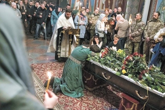 우크라軍 전사자 가족의 눈물 16일 우크라이나 수도 키이우의 성미카엘 수도원에서 러시아군과 교전 중 
사망한 우크라이나 군인의 장례식이 열렸다. 전사자의 부인이 관 위에 엎드려 슬퍼하고 있다. 러시아는 전날 키이우와 르비우 등 
우크라이나 전역 16개 지역에 약 100발의 미사일을 발사하며 대대적인 공격을 했다. 키이우=AP 뉴시스