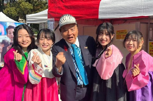 ‘한국 페스티벌’에 참석한 가와무라 다카시 나고야 시장이 현지 아이돌 ‘아모르’ 멤버들과 찍은 사진. 하시모토 사오리 트위터 캡처