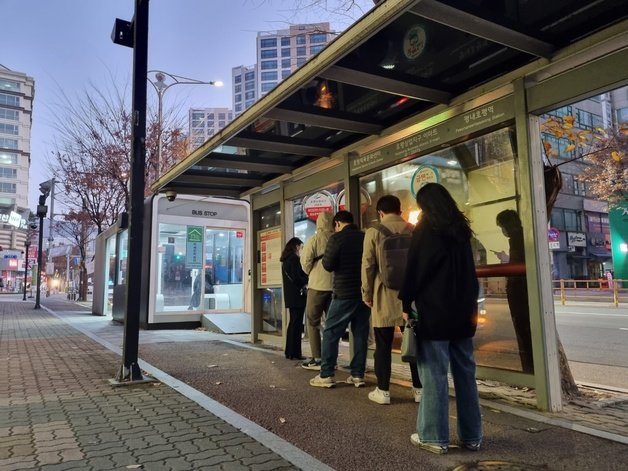 18일 오전 6시30분께 경기 남양주시 호평동 한 버스정류장에서 서울로 출퇴근 하는 시민 대여섯명이 줄지어 버스를 기다리고 있다.2022.11.18./뉴스1