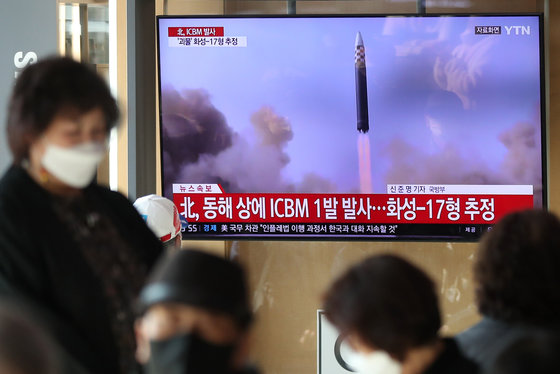 북한이 17일 오전 평양 순안 일대에서 동해상으로 대륙간탄도미사일(ICBM)을 발사했다. 북한이 이날 쏜 미사일의 비행거리는 약 1000㎞, 정점고도는 약 6100㎞, 최고속도는 마하22(초속 7.48㎞) 수준으로 탐지됐다. 18일 서울 중구 서울역 대합실 TV를 통해 북한의 탄도미사일 발사 소식이 뉴스로 전해지고 있다. 2022.11.18/뉴스1