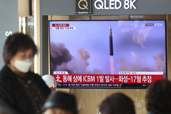 북한이 17일 오전 평양 순안 일대에서 동해상으로 대륙간탄도미사일(ICBM)을 발사했다. 북한이 이날 쏜 미사일의 비행거리는 약 1000㎞, 정점고도는 약 6100㎞, 최고속도는 마하22(초속 7.48㎞) 수준으로 탐지됐다. 18일 서울 중구 서울역 대합실 TV를 통해 북한의 탄도미사일 발사 소식이 뉴스로 전해지고 있다. 2022.11.18/뉴스1