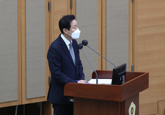 오세훈 서울시장이 17일 오전 서울 중구 서울시의회에서 열린 제315회 정례회 제4차 본회의 시정질문에서 박수빈 의원의 이태원 참사 관련 질의에 답변하고 있다. 2022.11.17/뉴스1