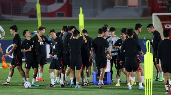 파울루 벤투 감독이 이끄는 대한민국 축구대표팀 선수들이 17일 오후(현지시간) 카타르 도하 알 에글라 트레이닝센터에서 가진 훈련에서 물을 마시고 있다. 2022.11.17/뉴스1