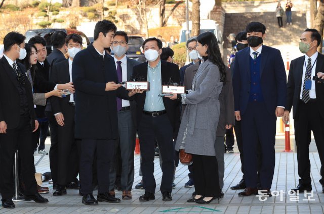 18일 정진상 민주당 대표 정무조정실장이 서울 서초구 서울중앙지법에 구속영장실질심사를 받기위해 출석해 입장을 밝히고있다. 김재명 기자 base@donga.com