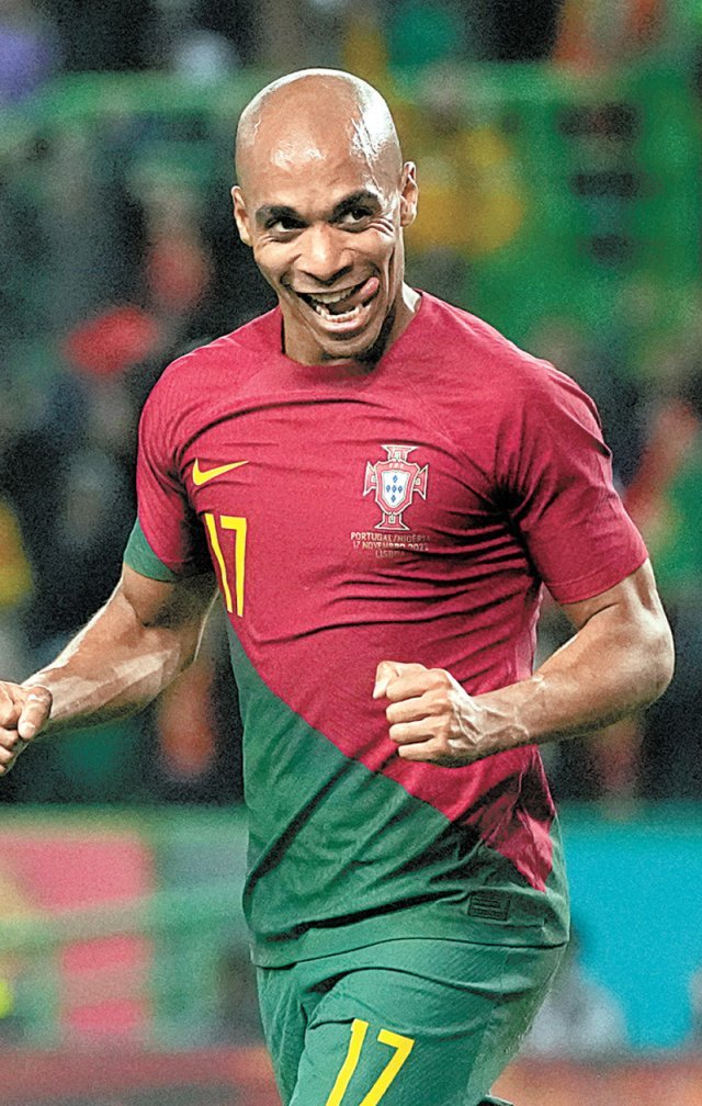 포르투갈의 주앙 마리우가 18일 포르투갈 리스본에서 열린 나이지리아와의 평가전에서 3-0으로 앞선 후반 39분 골을 넣은 뒤 기뻐하고 있다. 포르투갈은 4-0으로 이겼다. 리스본=AP 뉴시스