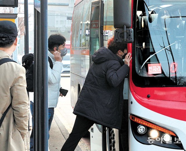 빈자리 ‘0’ 18일 오전 경기 용인시의 한 버스 정류장에서 직장인이 ‘만석입니다’라는 안내문을 걸고 빈자리 
‘0’으로 표시된 버스 안을 확인해 보고 있다. 이날부터 경기도 전체 광역버스의 절반이 넘는 112개 노선 1123대의 입석 
운행이 전면 중단되면서 서울로 출퇴근하는 시민들이 불편을 겪었다. 용인=신원건 기자 laputa@donga.com