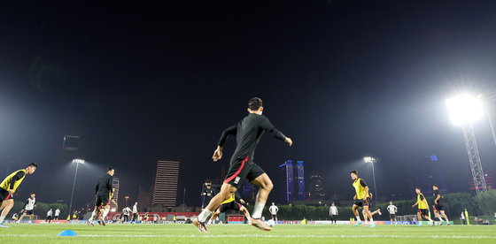 파울루 벤투 감독이 이끄는 대한민국 축구대표팀 선수들이 18일 오후(현지시간) 카타르 도하 알 에글라 트레이닝센터에서 훈련을 하고 있다. 2022.11.18/뉴스1