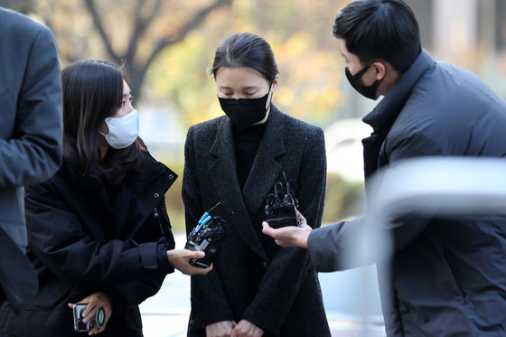 이태원 참사 당시 서울경찰청 상황관리관으로 근무했던 류미진 총경이 18일 경찰 조사를 받기 위해 서울 마포구 이태원 사고 특별수사본부에 출석하고 있다. 2022.11.18/뉴스1