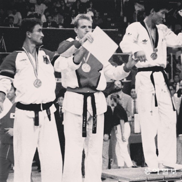 스티븐 캐프너 교수(가운데)가 1987년 세계태권도선수권대회 라이트급에서 3위를 차지 한 뒤 시상대에 섰다. 캐프너 교수 제공.,
