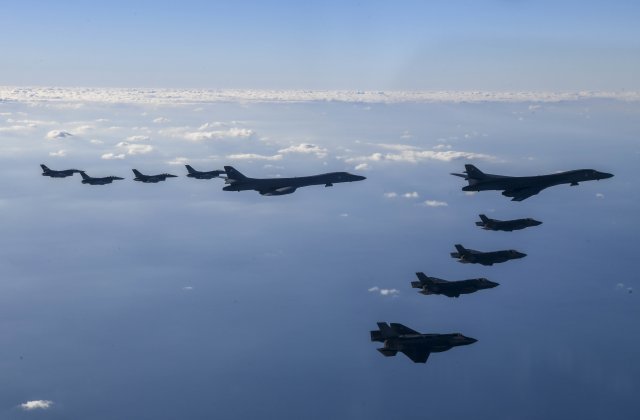 미국 공군 전략폭격기 B-1B ‘랜서’ 2대가 지난 5일 한반도 상공에 전개돼 미측 F-16 전투기 4대, 우리 공군 F-35A 스텔스 전투기 4대와 함께 훈련하고 있다. 뉴스1